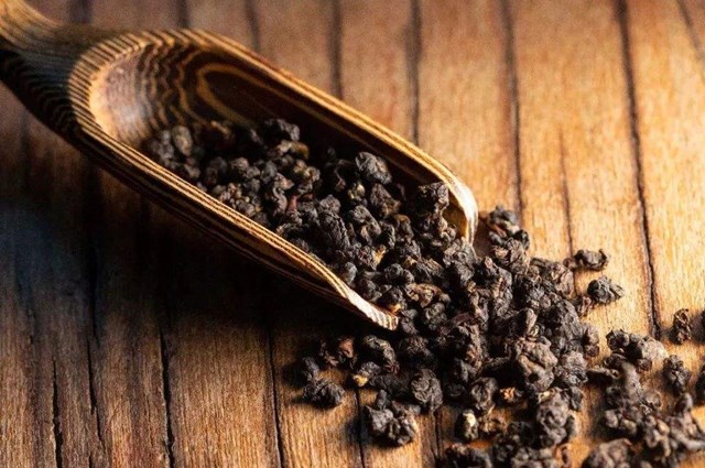Gaba Oolong Tea, A Combination of Oolong Tea and Black Tea